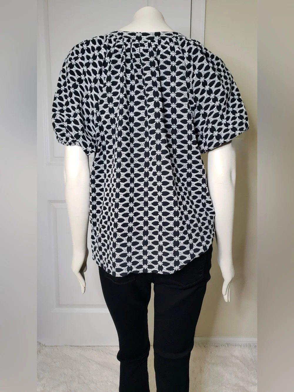 LOFT Black and White Geometric Tie-Neck Blouse X-Large